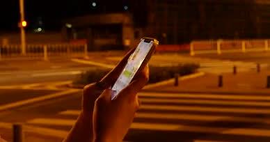 4K夜晚玩手机聊天娱乐路边玩手机手机聊天视频的预览图